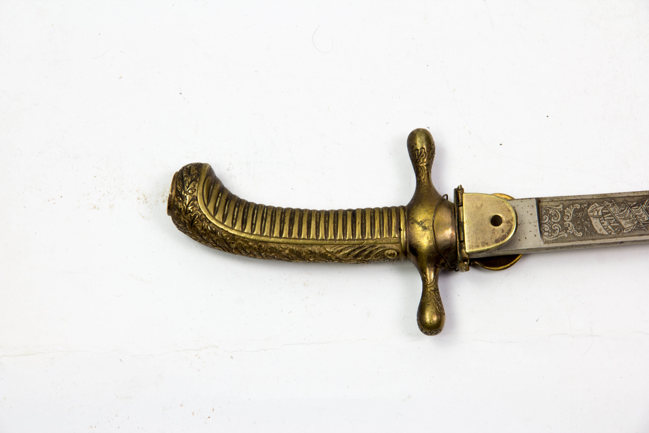 Dolch, um 1900, für Appplikanten der Kaiserlichen Marine in Luxusausführung, Bronzegefäß mit aufgesetzter Kaiserkrone, Griffabschluss abgebrochen, Griffrücken und Parierstange mit Eichenlaub verziert, klappbares Stichblatt mit Anker, quartseitig Klappscharnier für die Scheidenarretierung, vernickelte Klinge, gemarkt W.K. & C, geätzt mit Schiffer, Anker mit Kaiserkrone und Kriegsgirlanden, Klinge fleckig, zu reinigen, unberührtes Stück, Gebrauchsspuren. L: 48 cm.