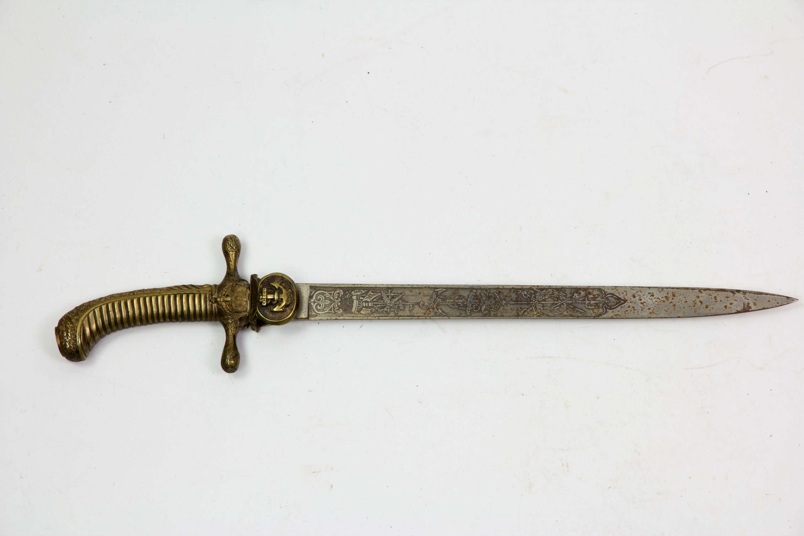 Dolch, um 1900, für Appplikanten der Kaiserlichen Marine in Luxusausführung, Bronzegefäß mit aufgesetzter Kaiserkrone, Griffabschluss abgebrochen, Griffrücken und Parierstange mit Eichenlaub verziert, klappbares Stichblatt mit Anker, quartseitig Klappscharnier für die Scheidenarretierung, vernickelte Klinge, gemarkt W.K. & C, geätzt mit Schiffer, Anker mit Kaiserkrone und Kriegsgirlanden, Klinge fleckig, zu reinigen, unberührtes Stück, Gebrauchsspuren. L: 48 cm.