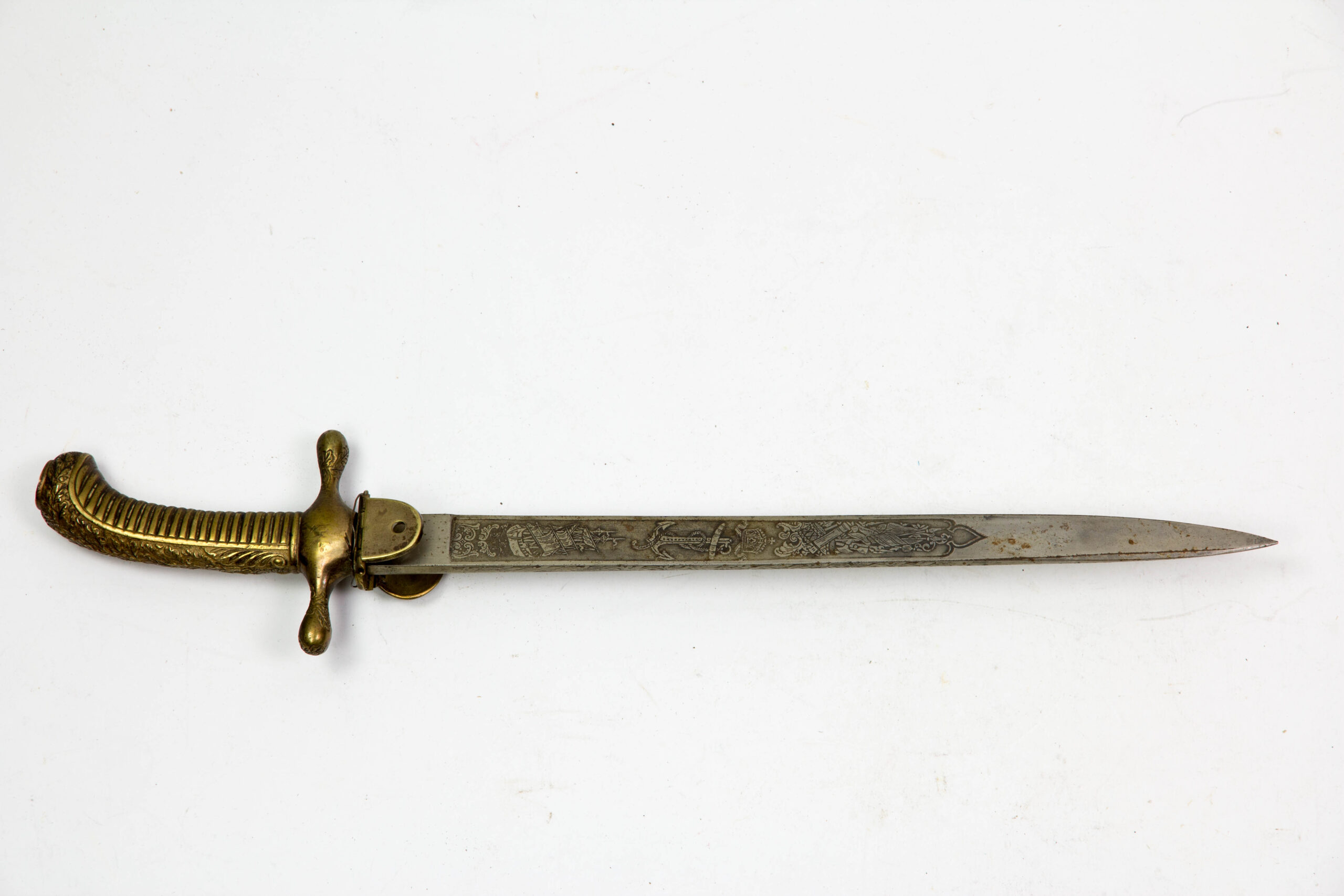 Dolch, um 1900, für Appplikanten der Kaiserlichen Marine in Luxusausführung, Bronzegefäß mit aufgesetzter Kaiserkrone, Griffabschluss abgebrochen, Griffrücken und Parierstange mit Eichenlaub verziert, klappbares Stichblatt mit Anker, quartseitig Klappscharnier für die Scheidenarretierung, vernickelte Klinge, gemarkt W.K. & C, geätzt mit Schiffer, Anker mit Kaiserkrone und Kriegsgirlanden, Klinge fleckig, zu reinigen, unberührtes Stück, Gebrauchsspuren. L: 48 cm.