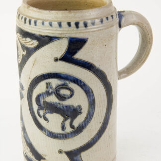 Bierkrug, Mitte 19. Jh., laut beiliegenden Schriftstück eine sogenannter "Pferdches Krug aus Romershag", mit Hirschen verziert, auf einer Hälfte starker Brandschaden und -riss, produktionsbedingt, Chips am Lippenrand, Gebrauchsspuren. H: 20,5 cm.