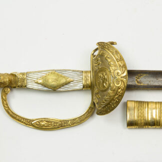 Degen, Bayern, um 1810, General, Bronze vergoldetes Gefäß, halbrundes Stichblatt mit Lorbeerlaub und Ornamenten verziert, in der Mitte Medaillon mit Löwen, mit Ornamenten verzierter Griffbügel, mit Kartusche mit Amor, Knaufabschluss in Form des Kriegsgottes Mars, rhombisch eingeschnittenes Perlmuttgriffstück, mit rhombenförmiger Auflage mit dem bekrönten  Monogramm MJ (Max Joseph, König von Bayern), auf Rückseite oval aufgelegtes Medaillon mit dem Kriegsgott Mars, Rückenklinge mit Hohlkehle, Reste einer Bläuung, mit Ornamenten und Kriegsgirlanden, sowie zwei Kanonenrohren mit Lorbeer umrandet, verziert, (General -Artillerie?), gebrochene Lederscheide mit vergoldeten und verzierten Beschlägen, für diese Form gibt es ein französisches Vorbild in Les Épées von Jean Lhoste, Seite 384-385, auf einem Gemälde von Jean Baptiste Debret "Napoleon und die Bayerischen und Württembergischen Truppen in Abensberg 20. April 1809 stehen neben Napoleon 3 Bayerische Generäle mit diesem Degentypus, unberührter Zustand, leicht oxidiert. L: 92 cm.