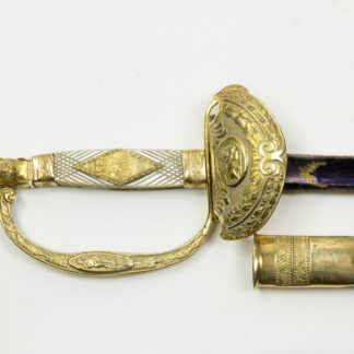 Degen, Bayern, um 1810, General, Bronze vergoldetes Gefäß, halbrundes Stichblatt mit Lorbeerlaub und Ornamenten verziert, in der Mitte Medaillon mit Löwen, mit Ornamenten verzierter Griffbügel, mit Kartusche mit Amor, Knaufabschluss in Form des Kriegsgottes Mars, schräg eingeschnittenes Perlmuttgriffstück, mit rhombenförmiger Auflage mit dem bekrönten  Monogramm MJ (Max Joseph, König von Bayern), auf Rückseite oval aufgelegtes Medaillon mit dem Kriegsgott Mars mit Schild mit dem Kopf der Medusa, gebläute Rückenklinge mit Hohlkehle und Zierätzungen, Lederscheide mit vergoldeten und verzierten Beschlägen, für diese Form gibt es ein französisches Vorbild in Les Épées von Jean Lhoste, Seite 384-385, auf einem Gemälde von Jean Baptiste Debret "Napoleon und die Bayerischen und Württembergischen Truppen in Abensberg 20. April 1809 stehen neben Napoleon 3 Bayerische Generäle mit diesem Degentypus, Provenienz:  Degen stammt aus dem Nachlass der Herzöge von Bayern, er dürfte Wilhelm, 1. Herzog in Bayern (1752-1837) oder seinem Sohn Pius August (1786-1837) gehört haben, beide waren Generäle in der Bayerischen Armee,  sehr guter Zustand, L: 96,5 cm.