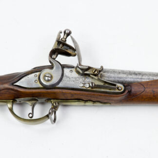 Steinschloss-Gewehr, Hessen, um 1721, Kuhfußgewehr, Nussbaum geschäftet, Messinggarnituren, schlangenförmiges Gegenblech, glatte Daumenplatte aus Messing, Monogramm entfernt, Schlossplatte signiert: Johan Marter, Ehrenbreitstein (siehe Stöckel, es kommen mehrere Waffenhersteller in Frage), Gewehr wurde um 1800 mit Messingbeschlägen modernisiert, glatter Lauf ohne Korn, aber mit Bajonettwarze, Holzausbruch am Schloss, Schloss defekt, lässt sich nicht spannen, Gebrauchsspuren, für das Alter sehr guter Zustand. L: 144 cm.