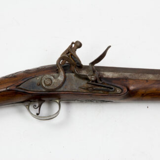 Steinschloss-Gewehr, 2. Hälfte 18. Jh., wohl Russland, Nußbaumschaft, massive Silbergarnituren mit Figuren und Ornamenten verziert, schlichtes Schloss mit Resten einer Bläuung, runder Lauf, sich leicht trompetenförmig erweiternd, Lauf ungemarkt, mit 2 eingeschlagenen Buchstaben, Silber-Korn als plastische Fratze auf dem Lauf, Ebenholz-Ladestock, sehr schönes, ausgefallenes Gewehr in unberührten Zustand, zu reinigen. L: cm.