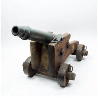 Karronade, 19. Jh., Bronze auf Eiche-Lafette, Bronzemonturen, Räder mit Eisenblech beschlagen, gute Erhaltung, schöne Patina, Rohrlänge: 65 cm, Kaliber 34 mm, Gesamtlänge: 83 cm.